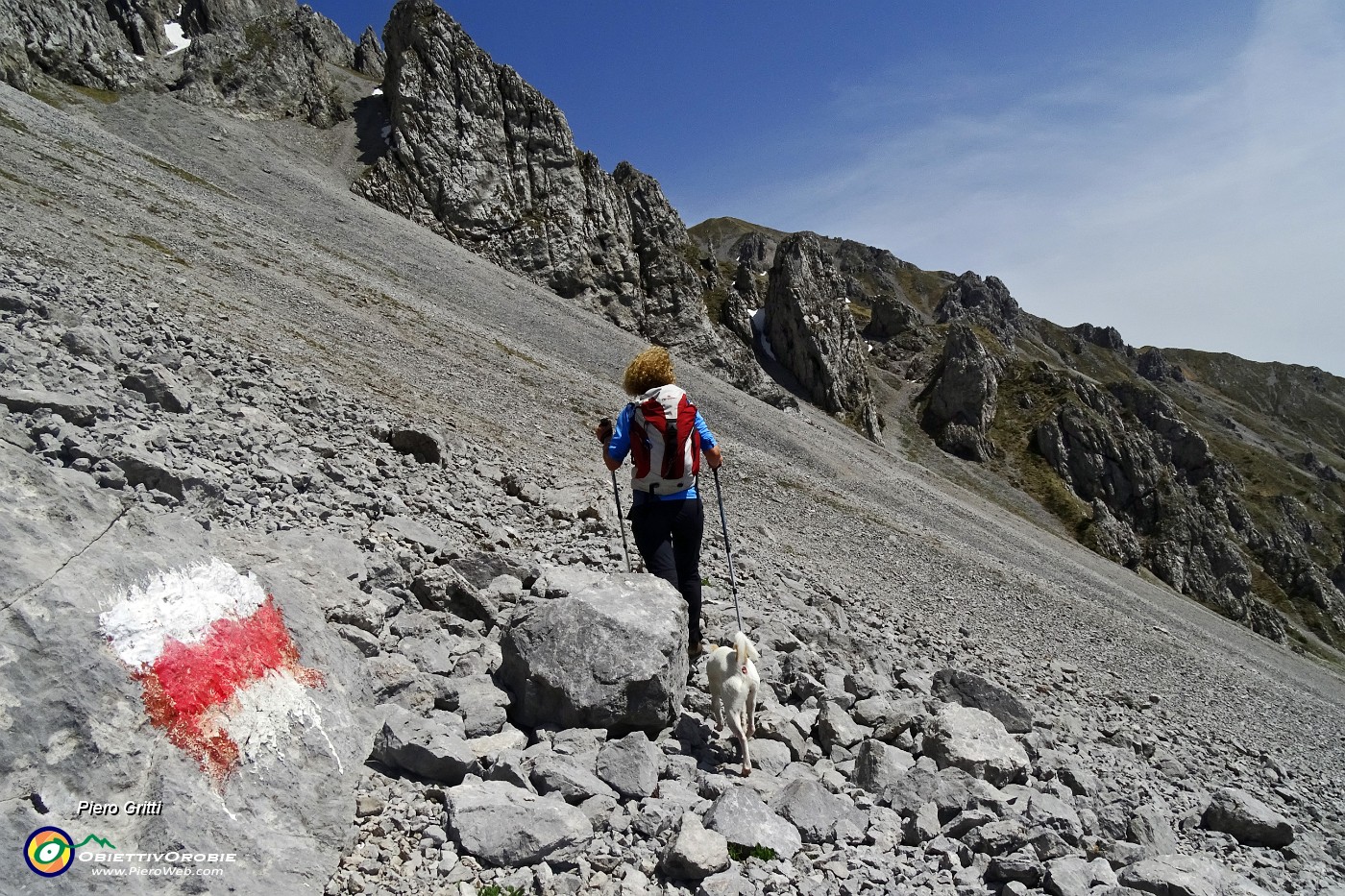 65 Sul sentiero 320 su ghiaioni verso il Passo di Pozzera.JPG -                                